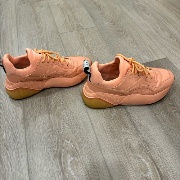 Good condition sneakers. I just changed my style and I don’t wear it anymore - Picture 2 of 8